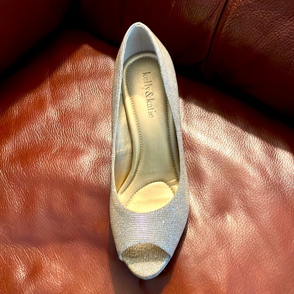 Great Wedding or Special Occasion shoes.  Kelly & Katie brand size 7.5 W. - Picture 9 of 11